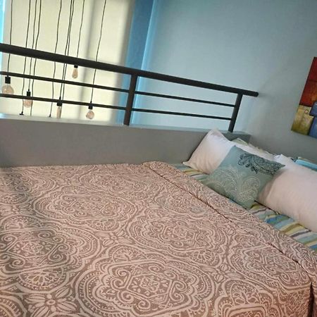 Loft condo beside Shangri-La Fort Manila Esterno foto