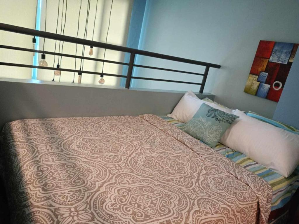 Loft condo beside Shangri-La Fort Manila Esterno foto