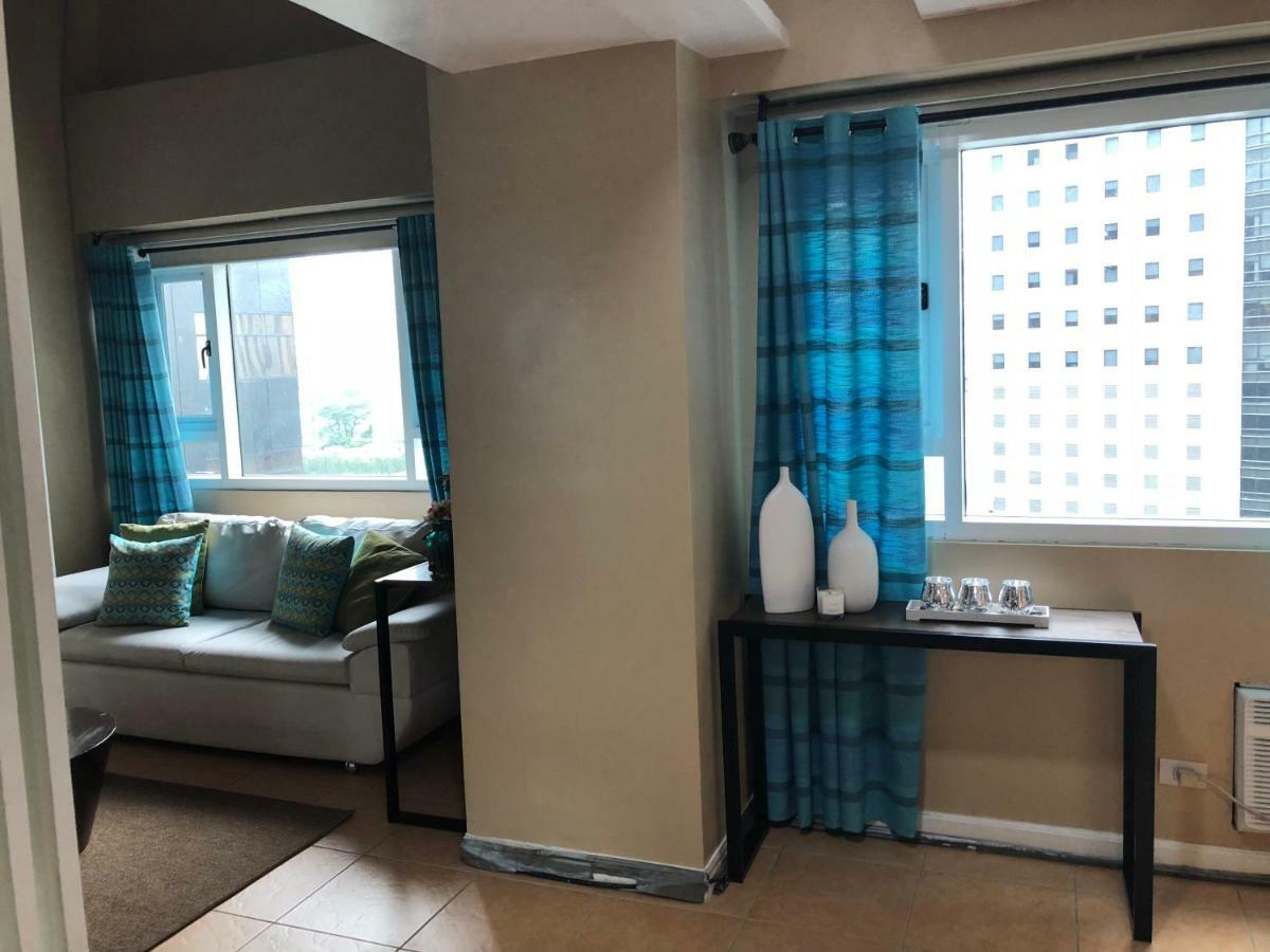Loft condo beside Shangri-La Fort Manila Esterno foto