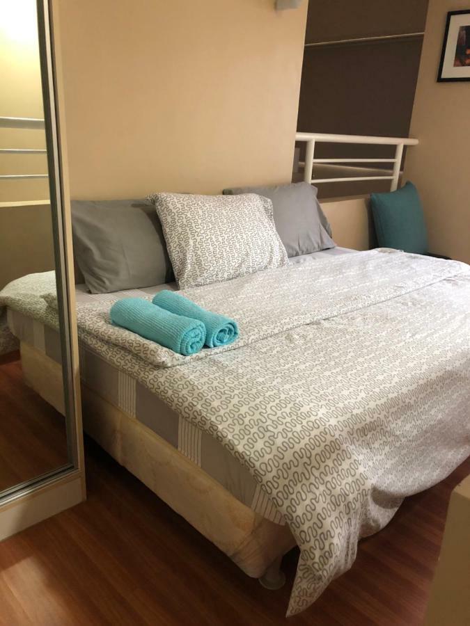 Loft condo beside Shangri-La Fort Manila Esterno foto